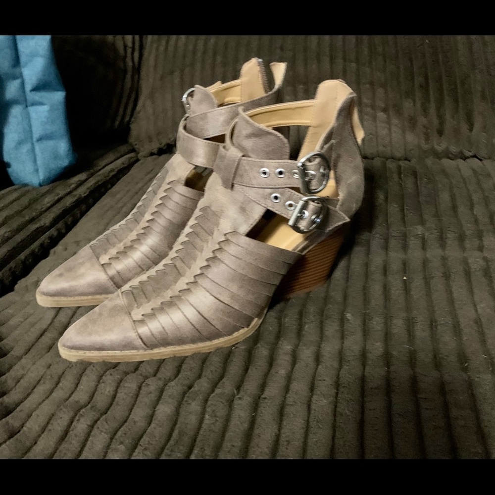 Women’s Size 8.5 Booties by Qupid